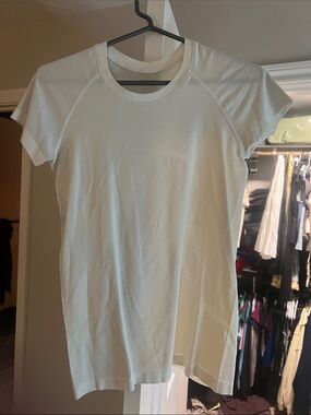 White Lulu lemon align tee